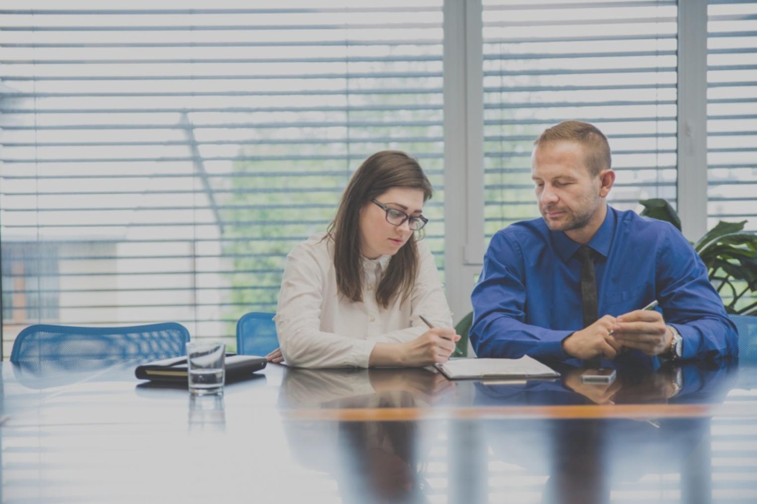 Étudiant suivant une formation en ligne sur la communication financière