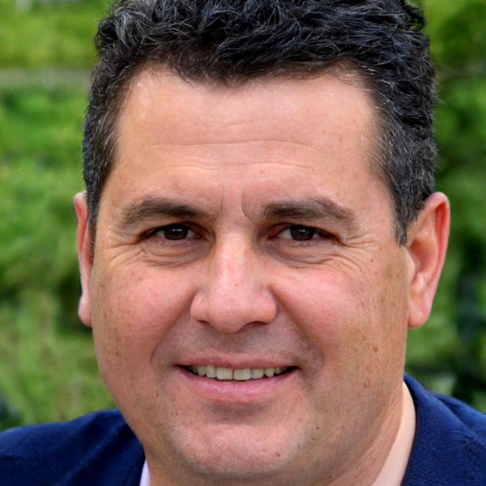 Expert en communication financière lors d'une présentation professionnelle